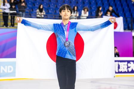 　フィギュアスケートのジュニア・グランプリシリーズ第５戦で２位となった岡崎隼士＝２５日、ジョージア・バトゥーミ（ゲッティ＝共同）