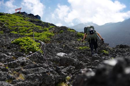 　富士山の山開きを控え、山梨県側登山道「吉田ルート」から山頂を目指す人＝３０日午後