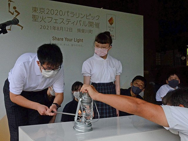 ランタンに火をともす揖斐特別支援学校の生徒＝１２日午前、岐阜県揖斐川町谷汲徳積、谷汲山華厳寺