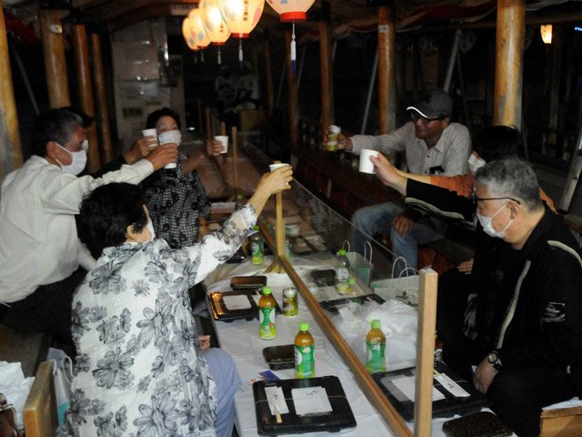 新型コロナウイルスの感染拡大で見合わせていた長良川鵜飼が１日再開。客らは観覧船上で食事後、伝統の漁を楽しんだ＝１日午後６時９分、岐阜市、長良川