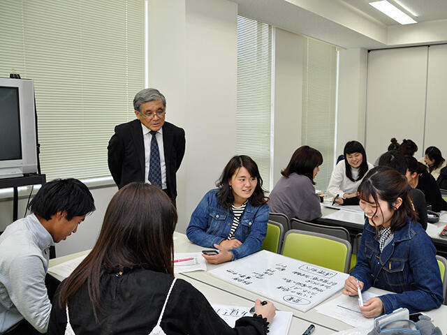 身に付けるべき資質や能力について話し合う学生ら＝岐阜市柳津町高桑西、岐阜聖徳学園大学