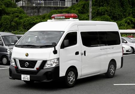　浜松中央署を出る榑林亜樹也容疑者を乗せた車＝６月