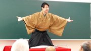東海祭で落語を披露する桂蝶の治さん＝各務原市那加桐野町、東海学院大