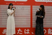 自身の写真を掲載したノベルティを紹介する堀未央奈さん（左）＝県庁