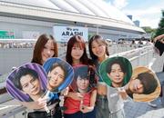 　嵐のツアー最終公演が開催される東京ドームに駆けつけたファン＝３１日午後、東京都文京区