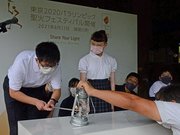ランタンに火をともす揖斐特別支援学校の生徒＝１２日午前、岐阜県揖斐川町谷汲徳積、谷汲山華厳寺