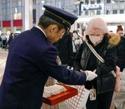 　情報提供を求める京都府警の警察官＝１５日午後、京都市下京区