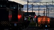 機関士に誘導され貨車へと連結されるディーゼル機関車＝大垣市赤坂町、西濃鉄道美濃赤坂駅