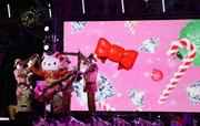 　報道関係者などに公開された、ＵＳＪのクリスマスイベントのショーに登場した「ハローキティ」＝１８日夕、大阪市此花区
