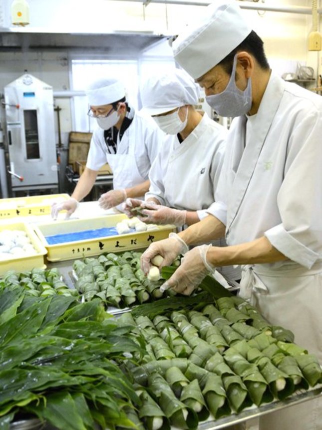 青々としたミョウガの葉を巻いて仕上げられる「みょうがぼち」＝本巣郡北方町高屋白木、菓匠とよだや高屋店