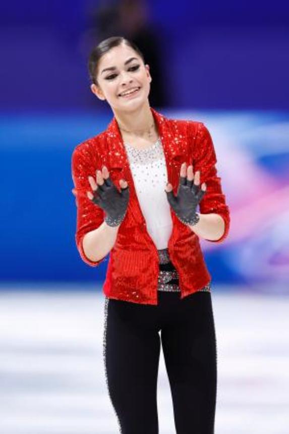 　女子ＳＰの演技を終え、手を振るアデリア・ペトロシャン＝ミラノ（共同）