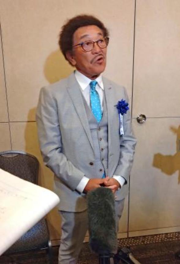 　ＷＢＡライトフライ級タイトル獲得５０周年の祝福を受け、取材に応じる具志堅用高さん＝２日、東京都内