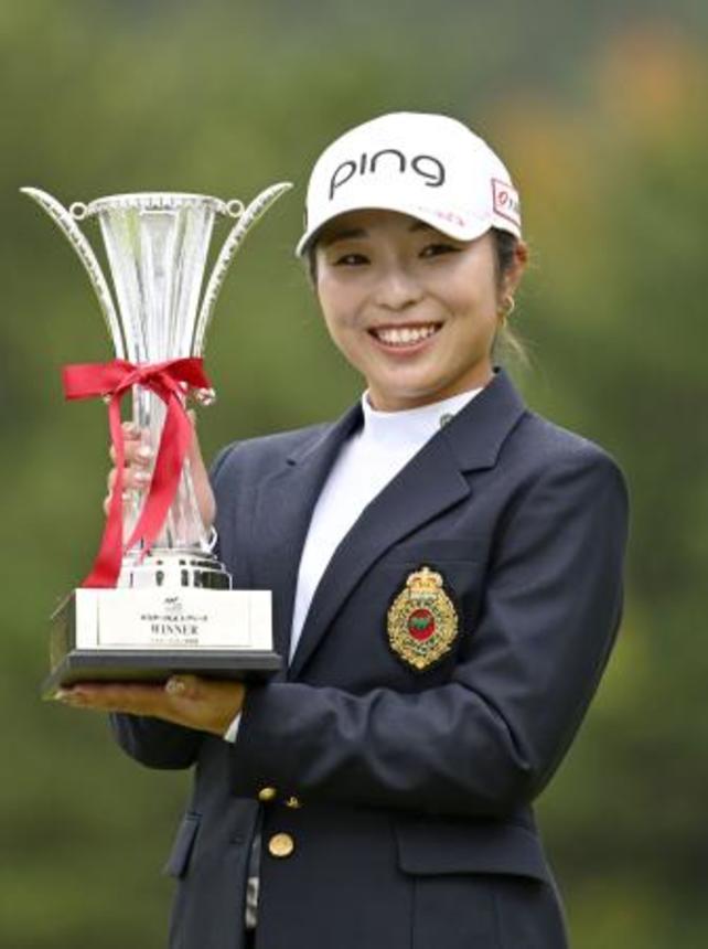 　通算２５アンダーで優勝し、トロフィーを手に笑顔の佐久間朱莉＝マスターズＧＣ