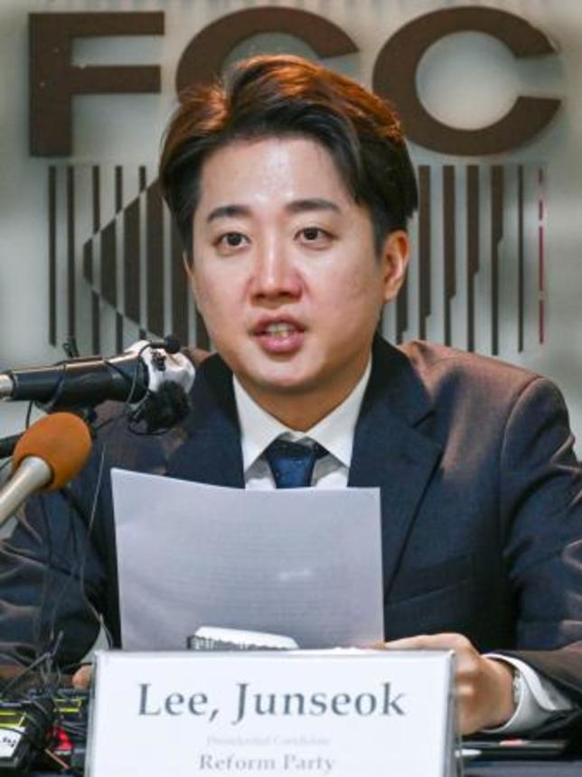 　ソウルで外国メディアと記者会見する保守系少数野党「改革新党」の李俊錫議員＝２８日（共同）