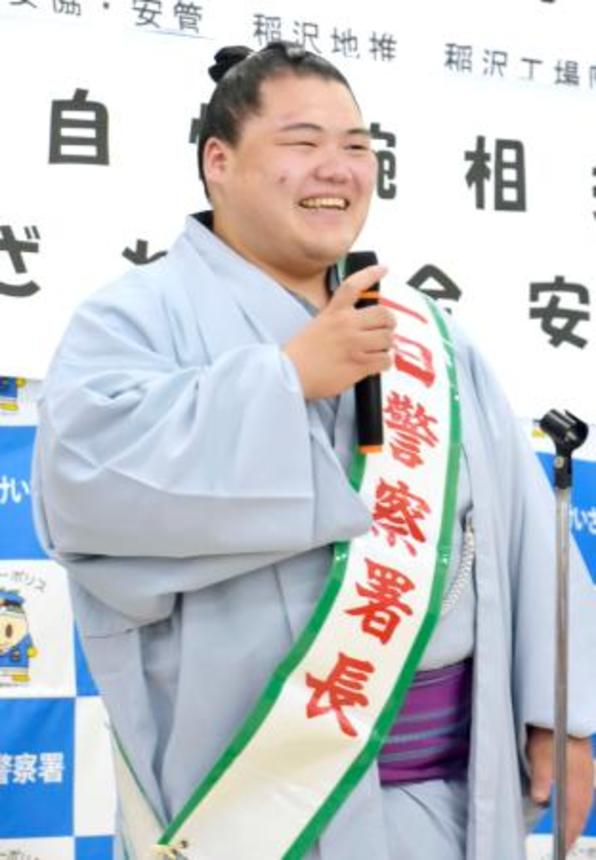 　愛知県警稲沢署の一日署長を務めた王鵬＝６日、愛知県稲沢市