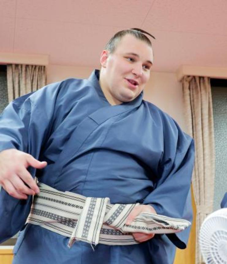 　支度部屋で笑顔を見せる安青錦＝福岡国際センター（代表撮影）