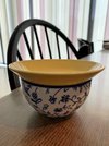 皿の上に皿を重ねるとラップ削減になる（岐阜友の会会員提供）