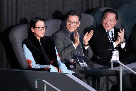 　浅田真央さん（左）と並んで観戦する国際スケート連盟の金載烈会長（中央）＝６日、ＩＧアリーナ