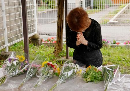 　松本サリン事件の犠牲者を悼み、手を合わせる松田栄子さん＝２７日午前、長野県松本市