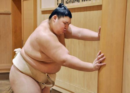 　稽古でてっぽうをする大の里＝茨城県阿見町の二所ノ関部屋