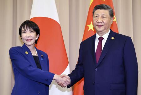 　２０２５年１０月、日中首脳会談を前に中国の習近平国家主席（右）と握手を交わす高市早苗首相＝韓国・慶州（共同）