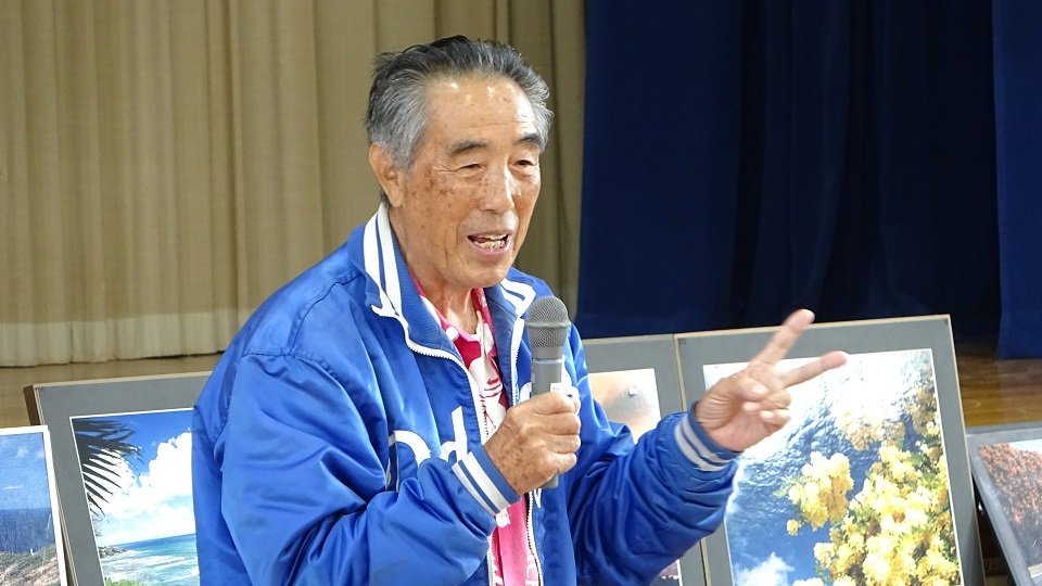 「夢を持って」と子どもたちに話す玉井宏光さん＝岐阜市安食、方県小学校
