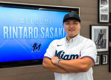 　マーリンズと契約を結び、記念撮影する佐々木麟太郎＝２０日、マイアミ（球団提供・共同）