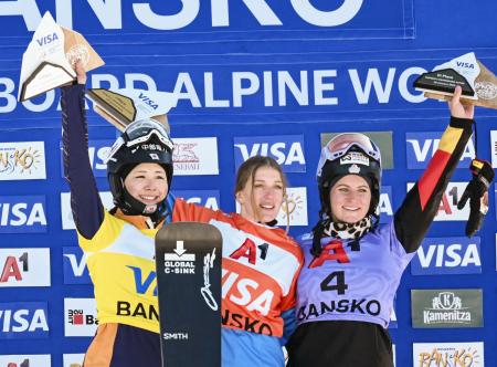 　女子パラレル大回転で２位となり、表彰式で笑顔を見せる三木つばき（左）＝バンスコ（共同）