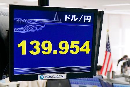　一時１ドル＝１３９円台を付けた円相場を示すモニター＝２２日午後、東京都港区の外為どっとコム