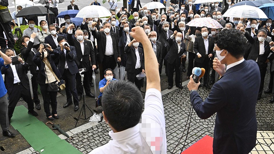 第２６回参院選が公示され、出陣式で気勢を上げる候補者（手前）ら＝２２日午前９時５２分、岐阜市内