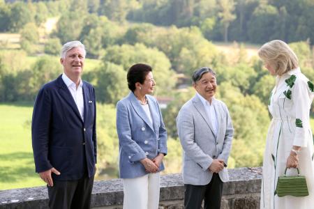 　滞在しているシエルニョン城でフィリップ国王夫妻と懇談される天皇、皇后両陛下＝２１日、ベルギー・ウイエ（代表撮影・共同）　