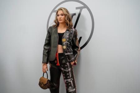 　モデルとしても活躍するフリースタイルスキー女子の中国代表谷愛凌＝２０２３年３月、パリ（ＡＰ＝共同）