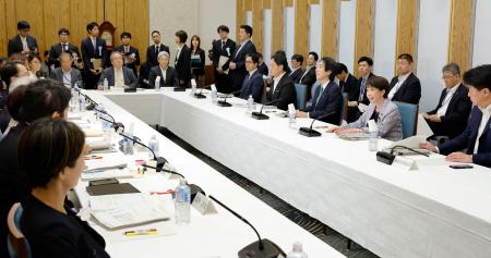 　首相官邸で開かれた規制改革推進会議＝２９日午後