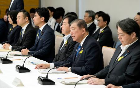 　原子力防災会議であいさつする石破首相（右から２人目）＝２７日午前、首相官邸