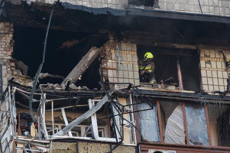 　１０日、ウクライナ・キーウで、ロシアの攻撃を受け損傷した住宅（ゲッティ＝共同）