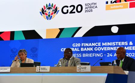 　Ｇ２０財務相・中央銀行総裁会議の閉幕後の記者会見に参加した議長国、南アフリカのゴドングワーナ財務相（中央）ら＝２４日、ワシントン（共同）