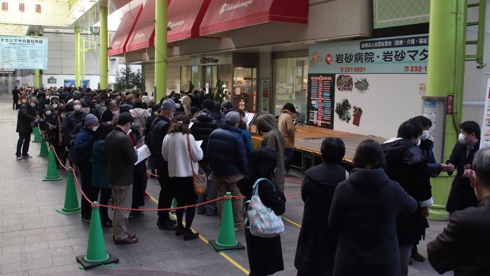 初売りの行列。人気の福袋には整理券が配られた＝２日午前９時１４分、岐阜市日ノ出町、岐阜高島屋