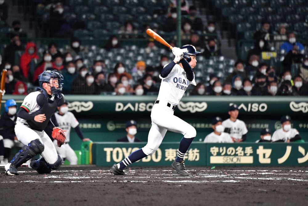 ２回表、先制の適時打を放つ大垣日大の髙橋＝阪神甲子園球場
