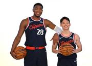 　クリッパーズのユニホーム姿を披露する八村塁（左）と河村勇輝＝２８日、ロサンゼルス近郊（ロイター＝共同）