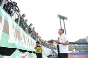 試合後、チームの現状についてサポーターに説明するＦＣ岐阜の上野監督＝長良川競技場