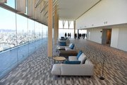 【写真２／９】高さ９０メートルからの眺望が楽しめる新県庁舎２０階の清流ロビー＝岐阜市薮田南