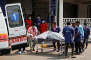 　１３日、インド西部アーメダバードで旅客機の墜落事故の犠牲者を運ぶ医療従事者ら（ロイター＝共同）