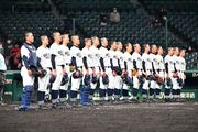 初戦突破を決め、校歌を歌う大垣日大ナイン＝阪神甲子園球場