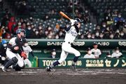 ２回表、先制の適時打を放つ大垣日大の髙橋＝阪神甲子園球場