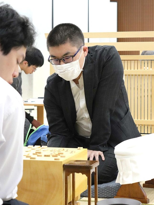 第８２期順位戦Ｃ級２組最終戦で上村亘五段（左）を破り１組昇級、五段昇段を決めた高田明浩さん＝２０２４年３月１２日、名古屋市中村区、名古屋将棋対局場