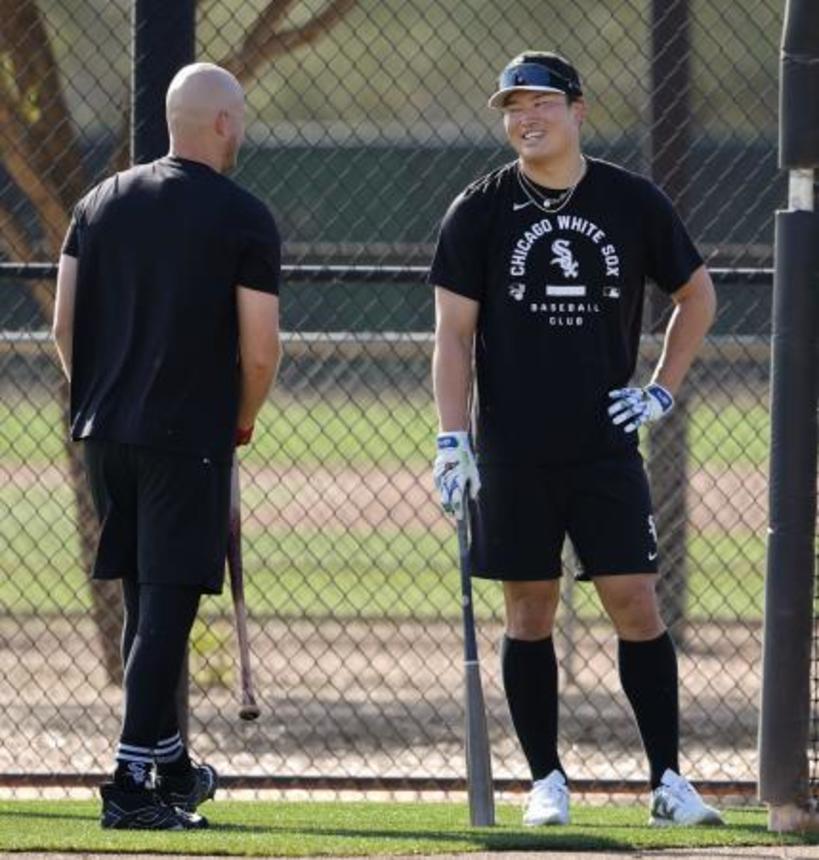 　練習の合間に談笑するホワイトソックス・村上＝グレンデール（共同）
