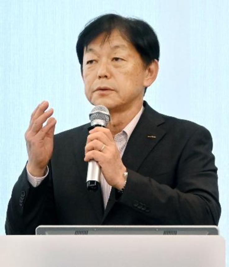 　事業戦略を説明する村田製作所の中島規巨社長＝１日午後、横浜市西区