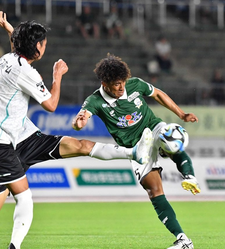 ＦＣ岐阜×岩手＝後半、体を反転させながらシュートを放つＦＣ岐阜のＦＷンドカ＝長良川競技場