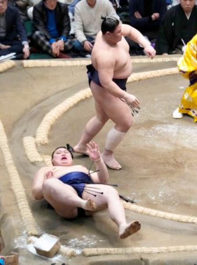 　義ノ富士が上手投げで大の里を破る＝両国国技館