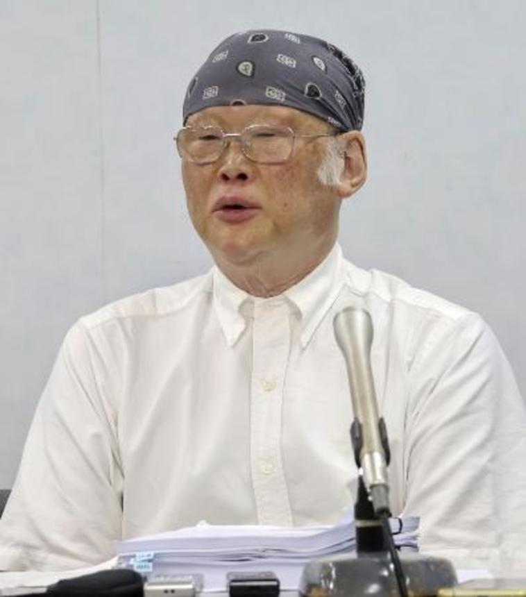 　９月、記者会見する神戸学院大の上脇博之教授＝大阪市北区